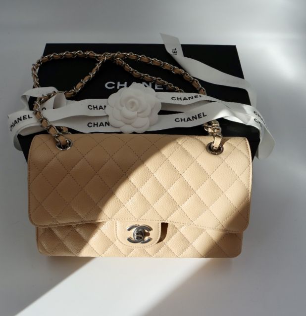 CHANEL CLASSIC FLAP BAG  IN BEIGE KAVIAR LEDER  METALL IN SILBER TON
