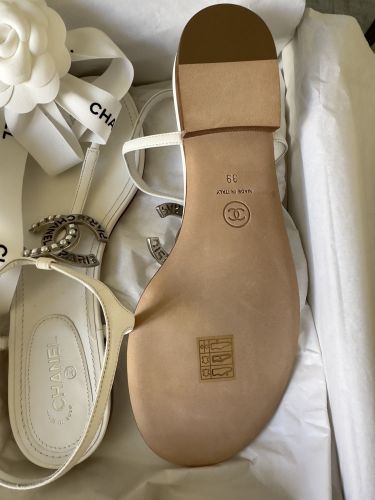 CHANEL RIEMCHEN SANDALEN IN WEISS