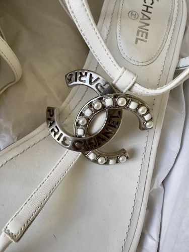 CHANEL RIEMCHEN SANDALEN IN WEISS