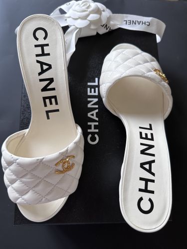 CHANEL MULES SANDALEN IN WEISS CHANEL MULES SANDALEN IN WEISS