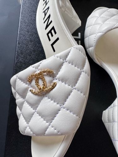 CHANEL MULES SANDALEN IN WEISS