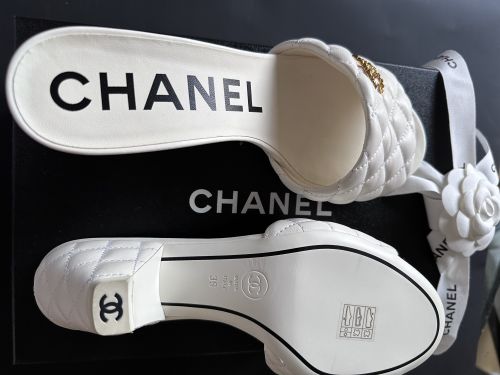 CHANEL MULES SANDALEN IN WEISS