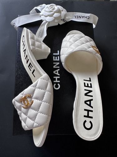 CHANEL MULES SANDALEN IN WEISS