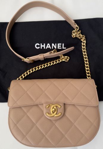 CHANEL UMHÄNGETASCHE BAG IN BEIGE KAVIAR LEDER  METALL IN GOLD TON MATT