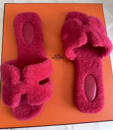 HERMÈS SANDALEN ORAN IN FUCHSIA  LAMMFELL HERMÈS SANDALEN ORAN IN FUCHSIA  LAMMFELL