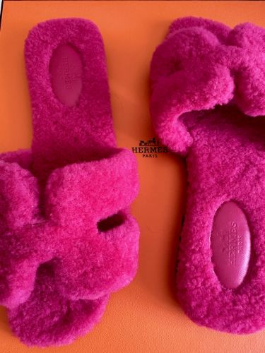 HERMÈS SANDALEN ORAN IN FUCHSIA  LAMMFELL