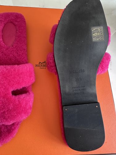 HERMÈS SANDALEN ORAN IN FUCHSIA  LAMMFELL