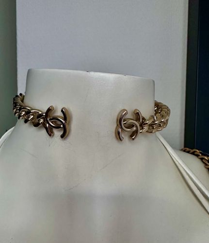 CHANEL  HALSKETTE MIT LOGO
