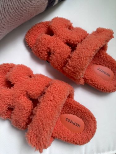 HERMÈS SANDALEN CHYPRE IN ORANGE LAMMFELL