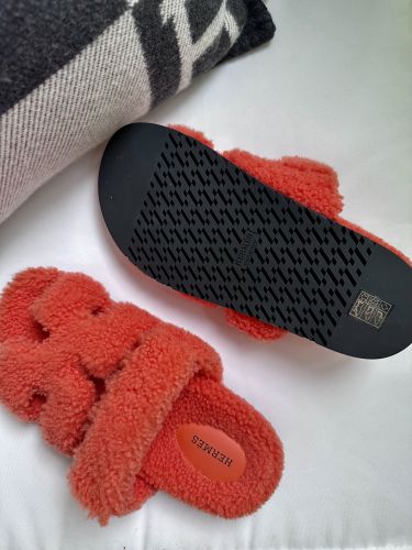 HERMÈS SANDALEN CHYPRE IN ORANGE LAMMFELL