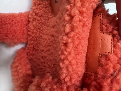 HERMÈS SANDALEN CHYPRE IN ORANGE LAMMFELL