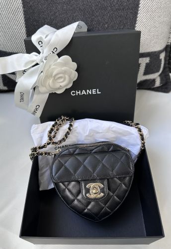 CHANEL HEART BAG IN SCHWARZ 