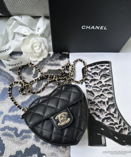 CHANEL HEART BAG IN SCHWARZ 