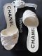 CHANEL MULES SANDALEN IN WEISS