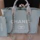 CHANEL  DEAUVILLE SHOPPER IN HELLBLAU CANVAS  SILBERFARBENES  METAL 