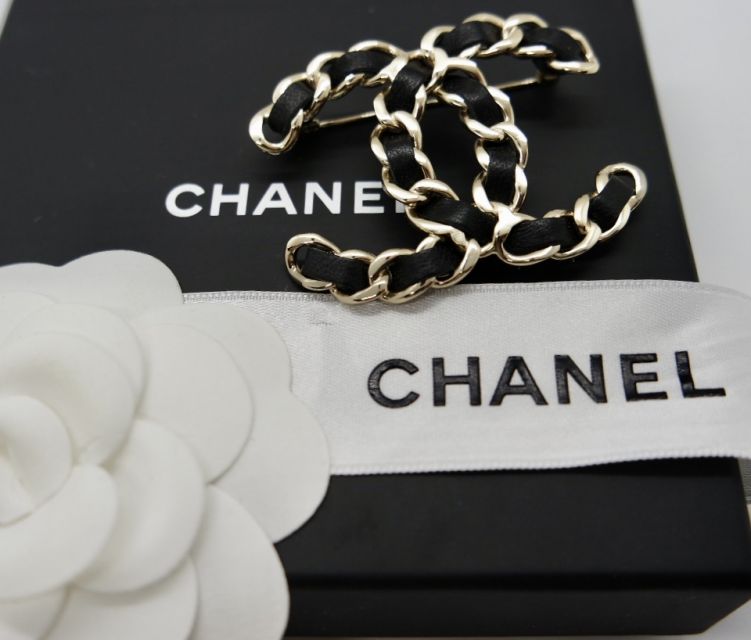 CHANEL BROOCH IN GOLD TONE METAL