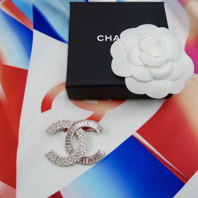 CHANEL BROOCH WITH STONE