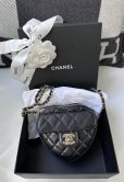 CHANEL HEART BAG IN SCHWARZ CHANEL HEART BAG IN SCHWARZ
