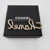 CHANEL BROOCH IN GOLD TONE METAL WITH RHINESTONES / PEARLS